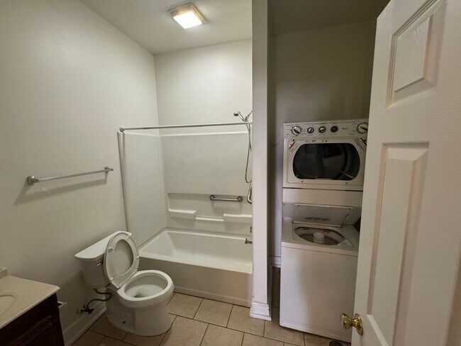 Building Photo - 2027 Russell Blvd