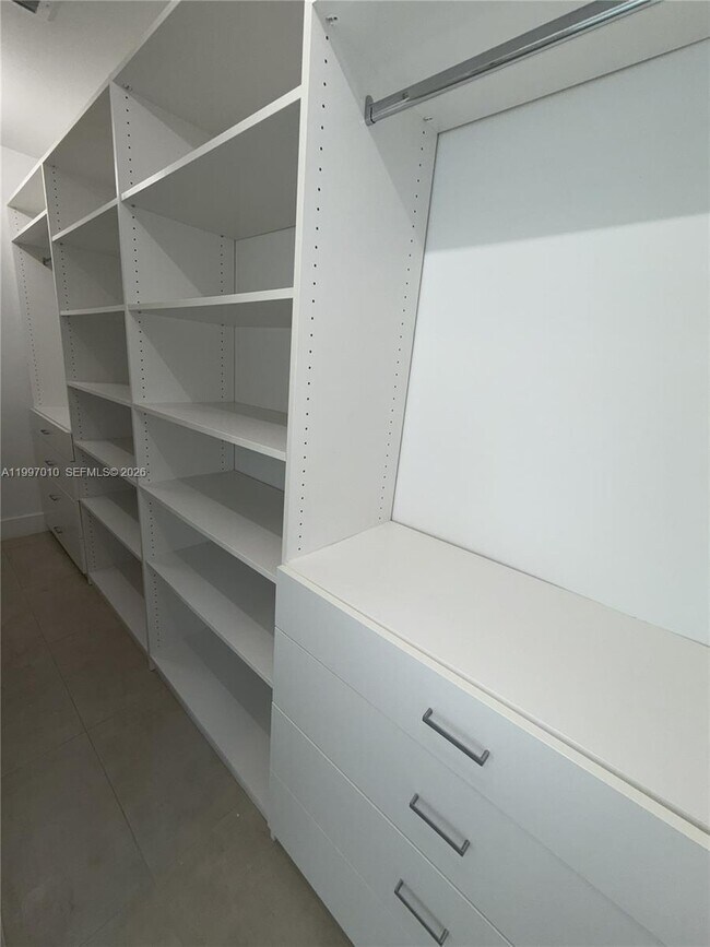 Building Photo - 540 SW 6th Ave