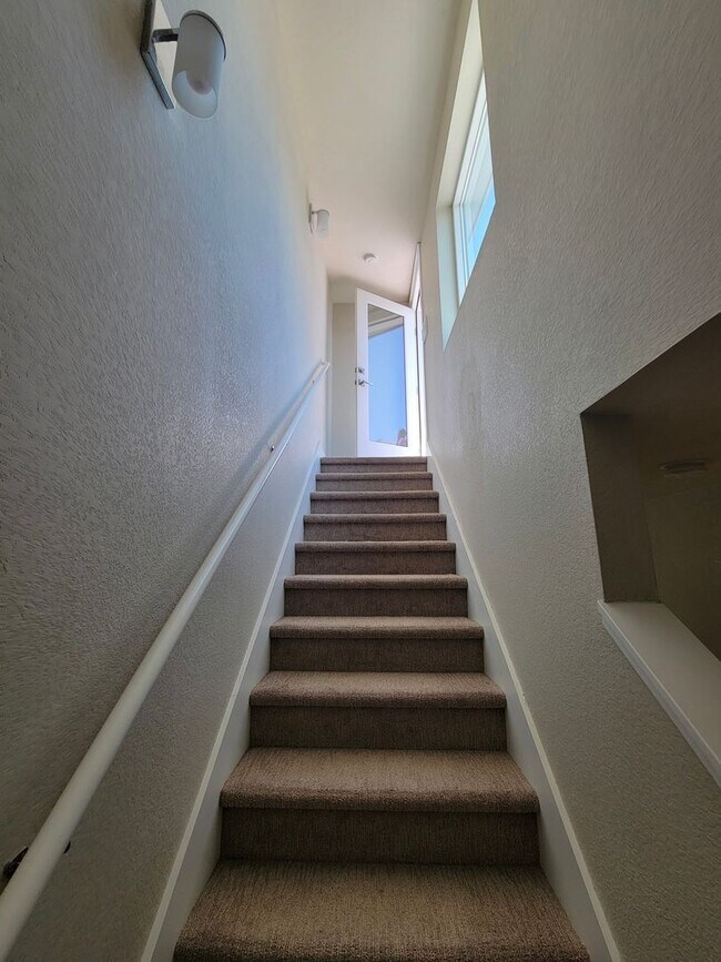 Building Photo - Beautiful 3 Bed 2 Bath Townhome Near Sloans