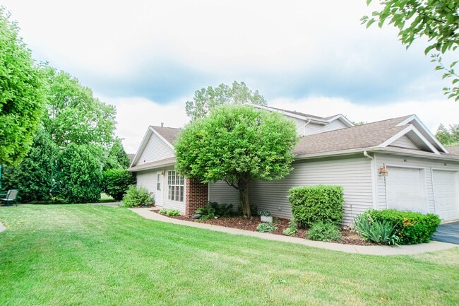 Primary Photo - 2 bed 1 bath town-home in Chesterton