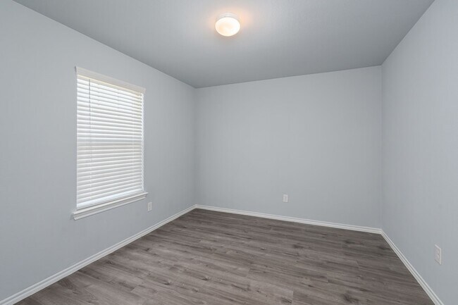 Building Photo - 811 Emerald Dr