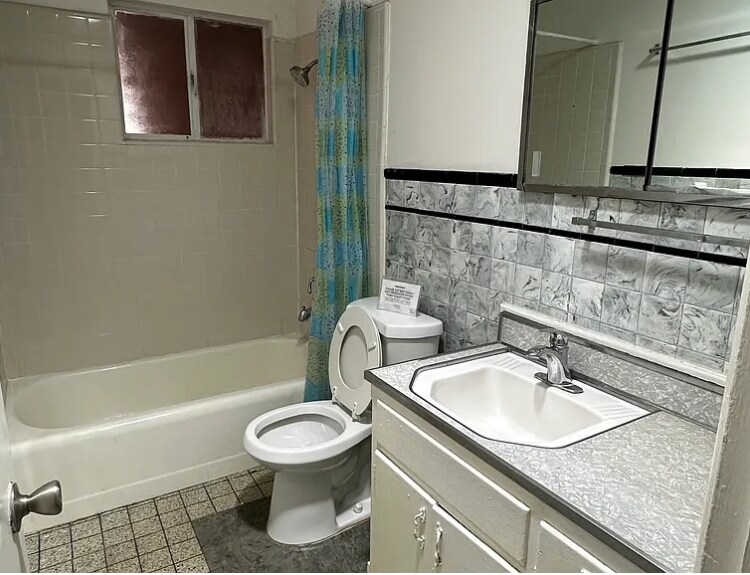 Building Photo - 4640 Clairemont Dr