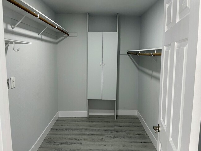 Building Photo - 5401 Zelzah Ave