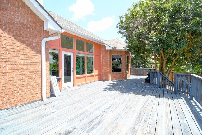 Building Photo - 719 Oak Hollow Dr
