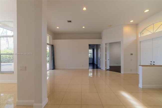 Building Photo - 896 Marina Dr