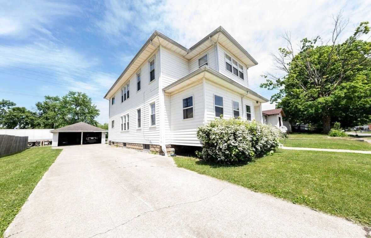 Building Photo - 327 Planett St