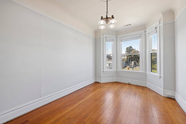 Building Photo - Gorgeous huge top floor flat, lots of ligh...