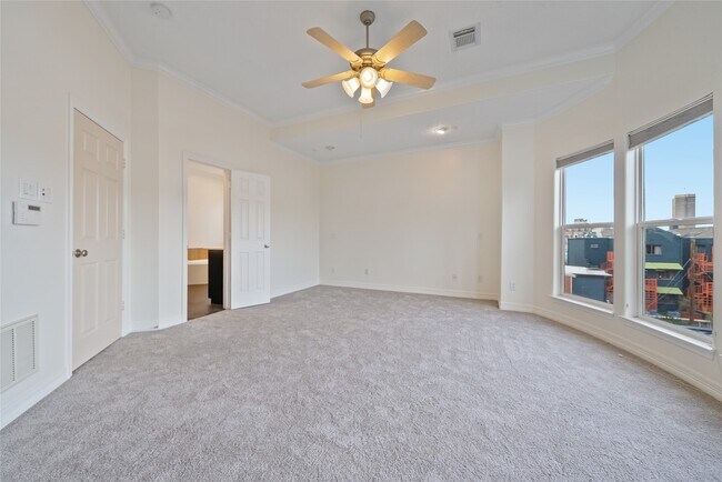 Building Photo - 1515 Hyde Park Blvd