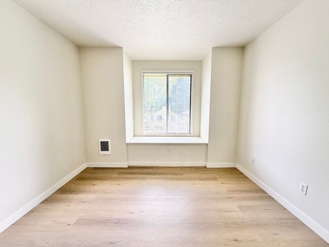 Building Photo - Lake Oswego 2 Bedroom Condo with $500 Move-In Incentive – Utilities Included!
