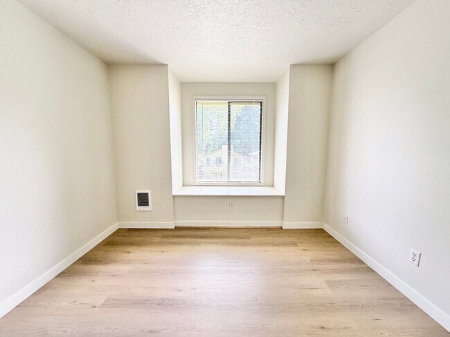 Building Photo - One Month Free! Modernized Lake Oswego 2 Bedroom Condo, Great Storage, Pool, Most Utilities Inclu...