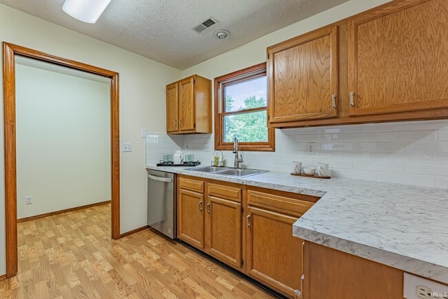 Building Photo - 3900 Deer Trail