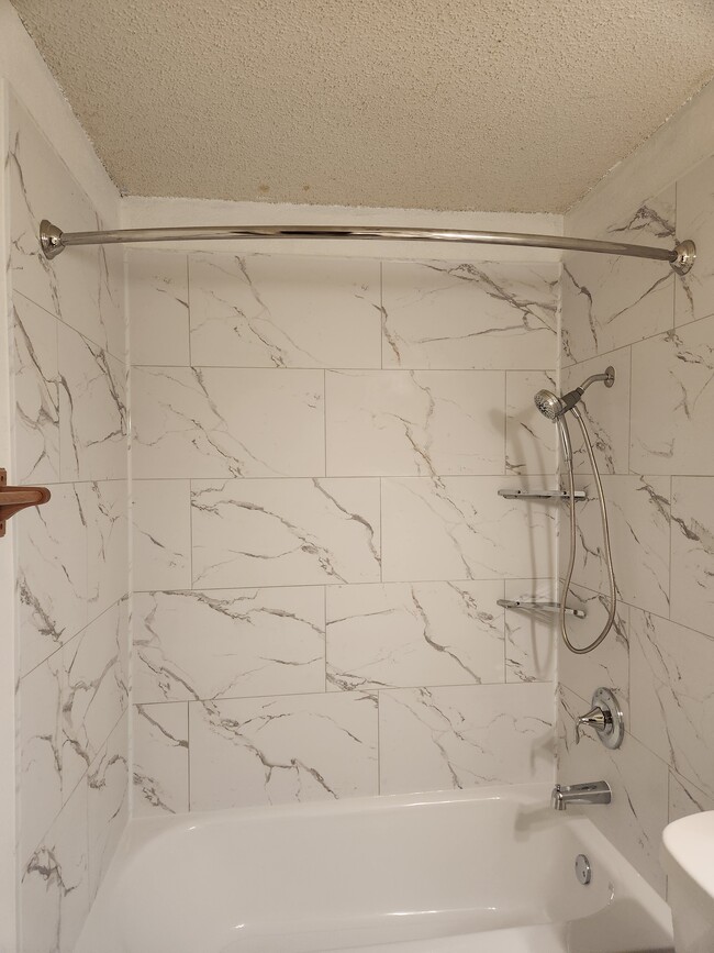 Building Photo - 123 Oakwood Ln