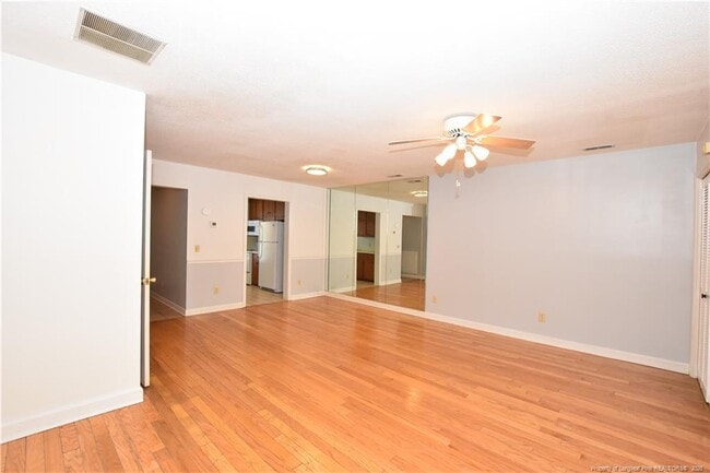 Building Photo - 400 N Steele St