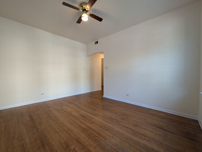 Building Photo - 3149 W Medill Ave