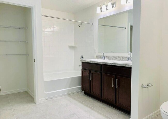 Building Photo - Beautiful 4 Bed 2 Bath Charmer For Rent!