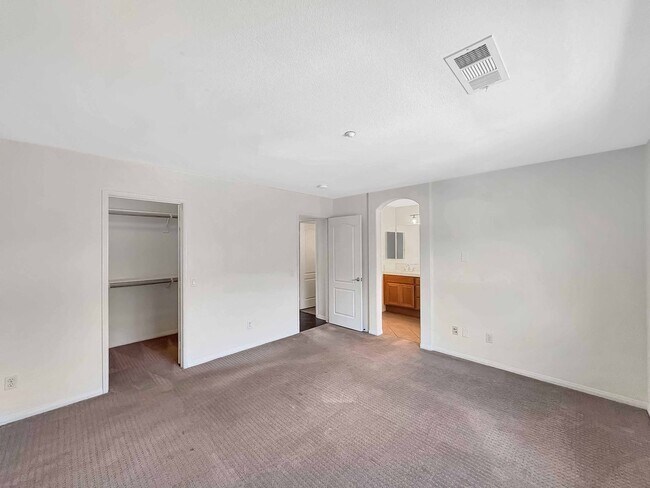 Building Photo - Spacious 2B/2.5BA Tri-Level Townhouse w/ 2...