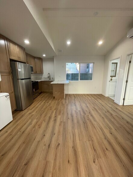 Building Photo - 1346 W 37th St