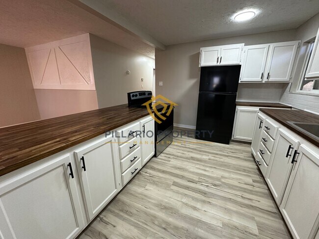 Building Photo - Spacious 4 Bedroom Home Featuring Open Layout & Hardwood Floors Available NOW!