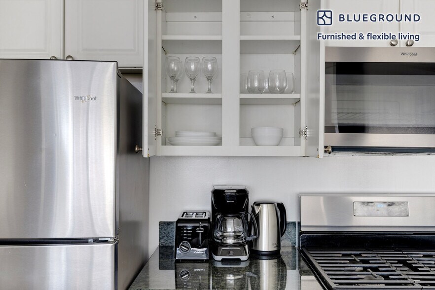 Building Photo - 520 W 48th St