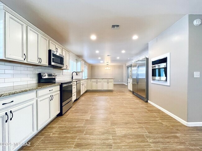 Building Photo - 12825 E Cape Horn Dr