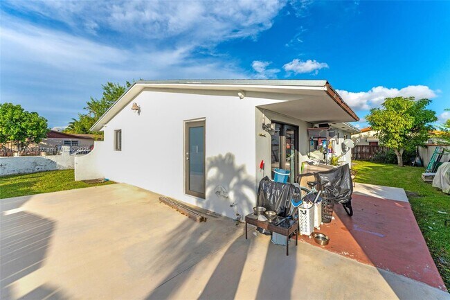 Building Photo - 10364 SW 6th St