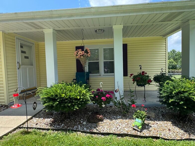 Primary Photo - 90 Bethel Ln