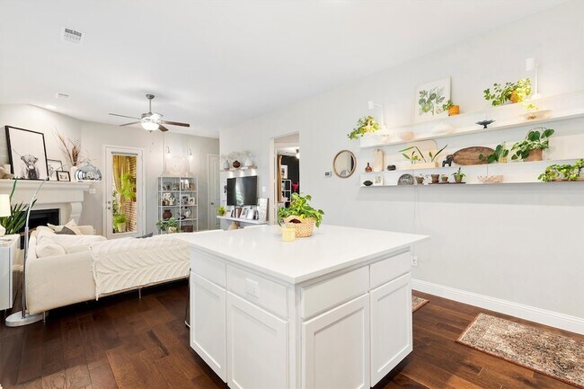 Building Photo - 4520 Del Rey Ave