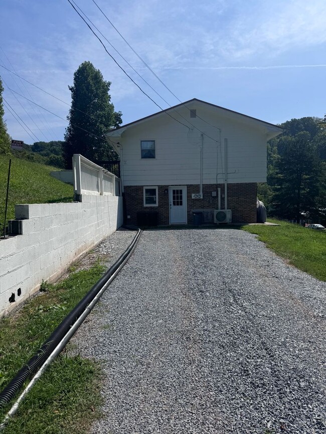 Building Photo - 280 Chambers Dr
