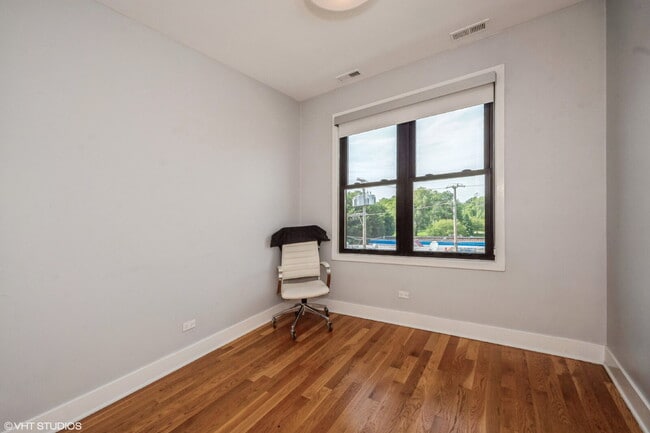 Building Photo - Impeccable 3 bedroom 2.5 bath condo located in the heart of Ukrainian Village / Humboldt Park / W...