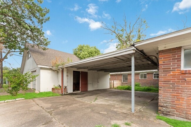 Building Photo - Welcome to a Home Full of Character and Co...