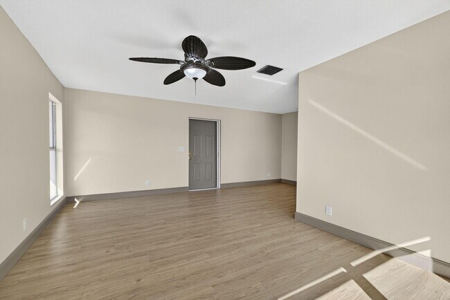 Building Photo - 727 Hummingbird Way