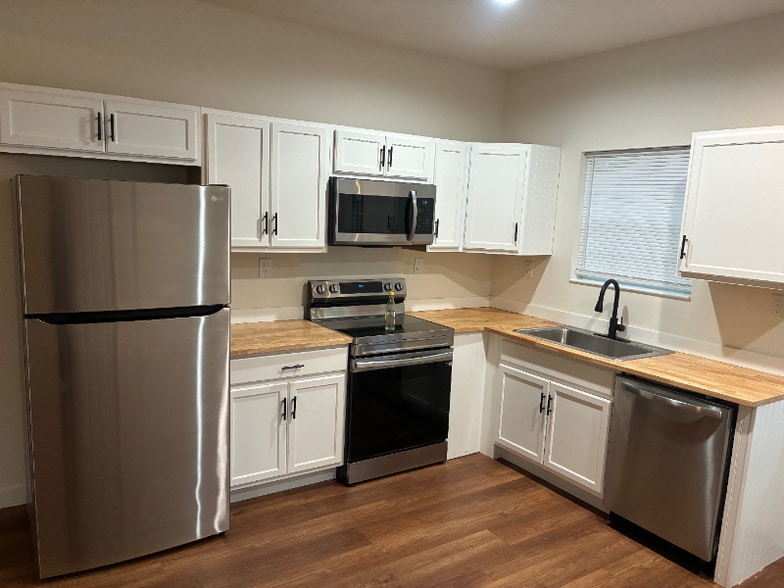 Building Photo - 303-365 Barkley Landing Dr