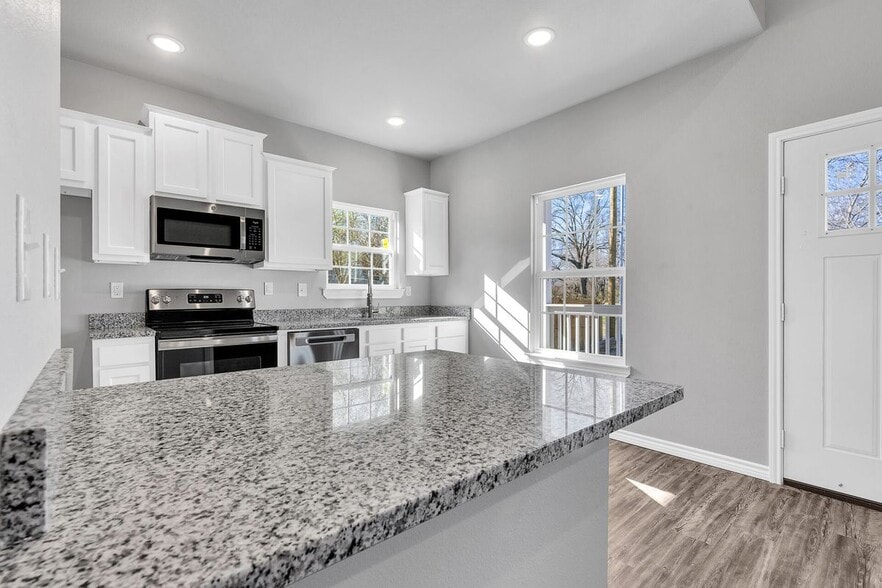 Building Photo - 518 Ranier Dr