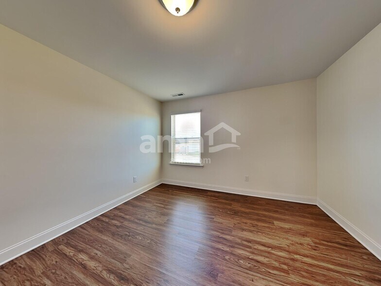 Building Photo - 2122 Laurel Vlg Cir