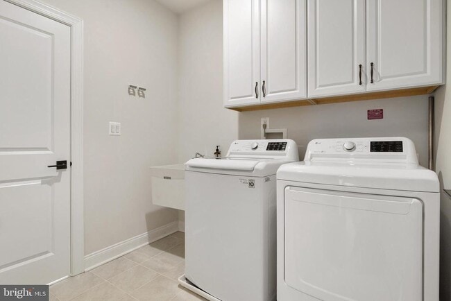 Building Photo - 8631 St Anthony Dr