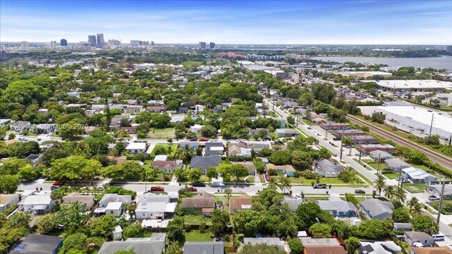 Building Photo - 930 34th St