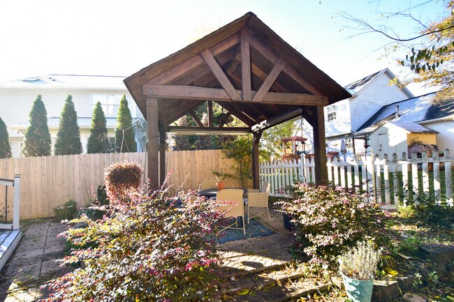 Building Photo - 1204 Edenbridge Way