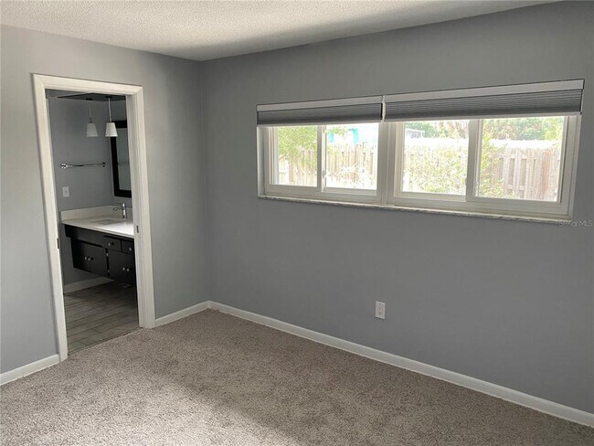 Building Photo - 701 Bluff View Dr