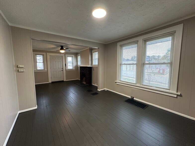 Building Photo - 424 Cherry St