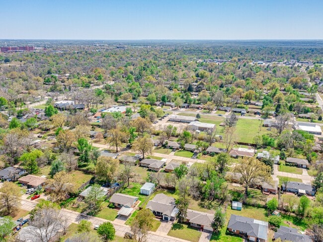 Building Photo - Beautiful Home Just Minutes from the OU Ca...