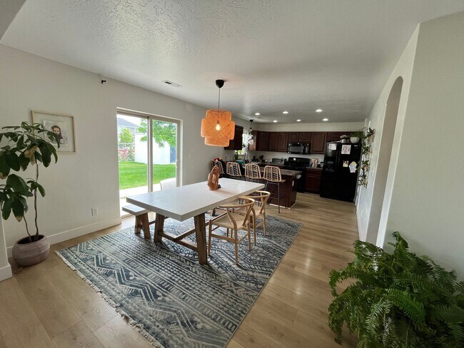Building Photo - 2049 S Meadow Marsh Dr