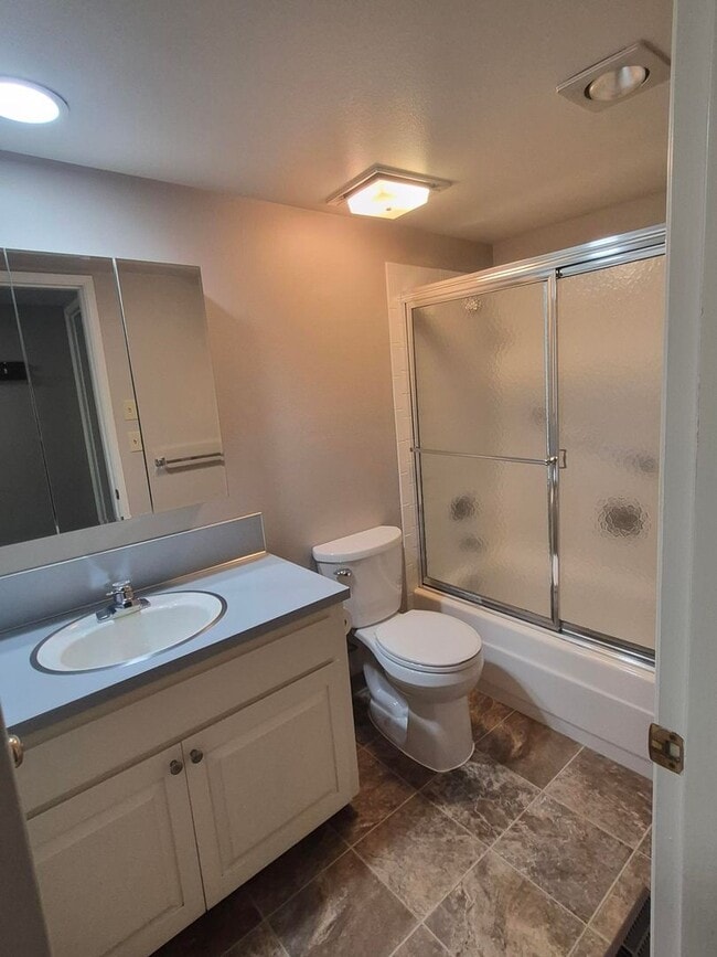 Building Photo - Spacious 2 Bedroom Condo for Rent in the Fairhaven Neighborhood