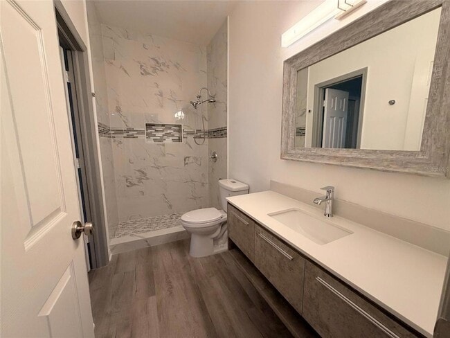 Building Photo - 10245 Devonshire Lake Dr