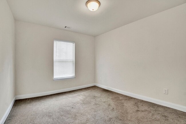 Building Photo - Walking distance to downtown Easley!