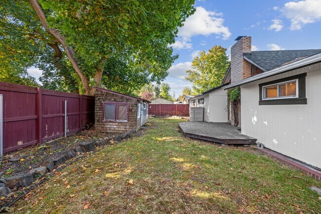 Building Photo - Meticulously UpdatedComstock Rancher!