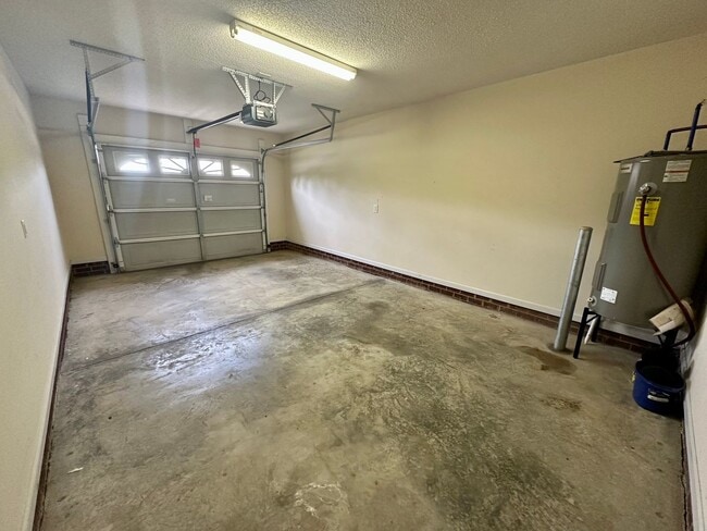 Building Photo - Conveniently Located Duplex!