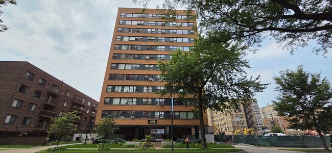Building Photo - 6118 N Sheridan Rd