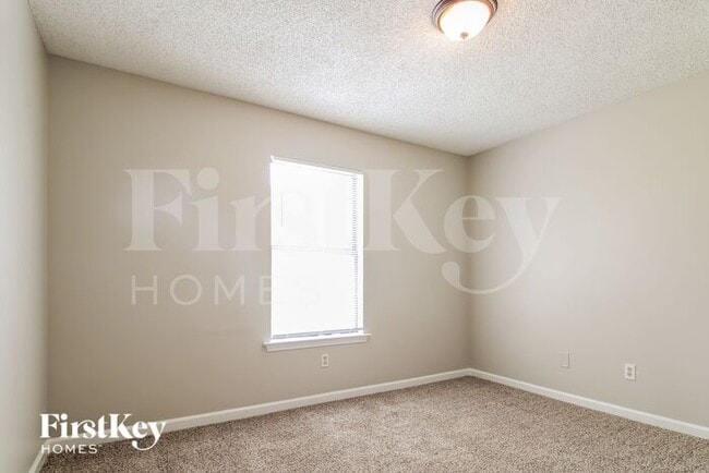 Building Photo - 5885 Ridgehill Dr