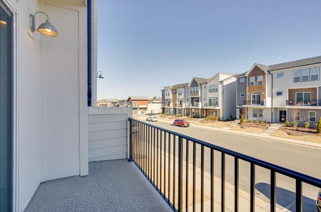 Building Photo - Spacious 4-Bedroom Townhome in Wendell Falls