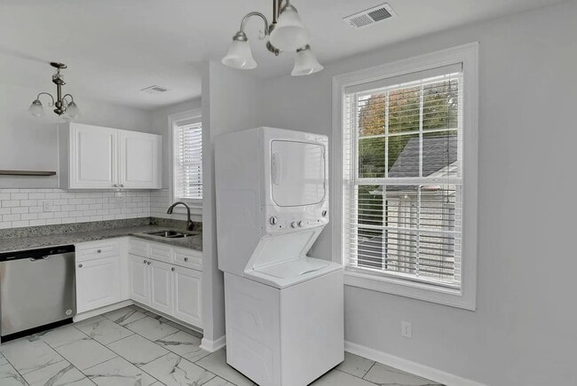 Building Photo - Pre-Leasing for the 26-27 School Year! - U...